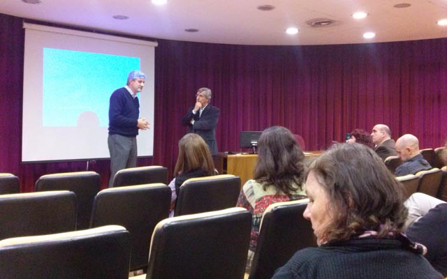 El Decano de la FCQ (UNC), Prof. Dr. Gustavo Chiabrando, junto al Presidente de la Fundación Bioquímica Argentina, Dr. Roberto García, en la reunión realizada en el Auditorio de la Facultad.